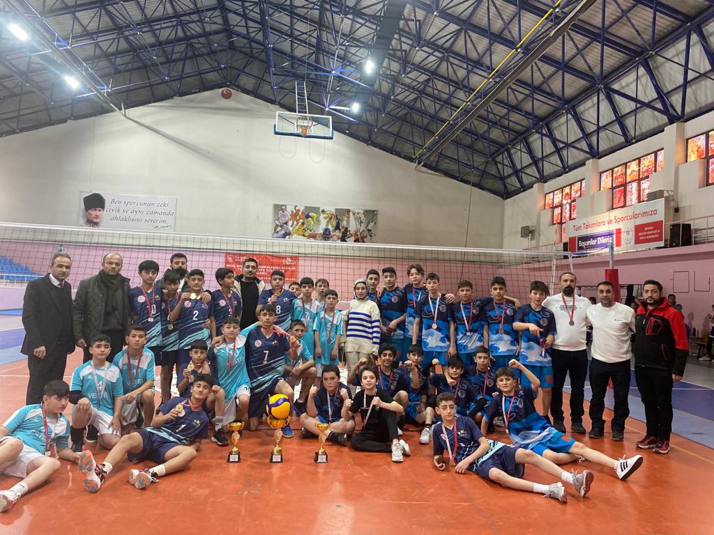 HakkiPinarOkulu's tweet photo. Yıldız Erkekler Voleybol Müsabakalarında okulumuz il 1.olmustur.Desteklerinden dolayı Aşkale Belediye Başkanımız Sayın Dr.Ahmet Yaptırmış 'a İlçe Milli Eğitim Müdürümüz Sayın Kahraman KARALI'ya ,Şube Müdürümüz Sayın Yakup ACAR'a Antrenörümüz Sayın Mehmet KIRIK'a teşekkür ederiz. https://t.co/syh15bn9Wp