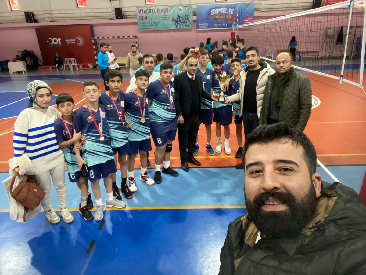 HakkiPinarOkulu's tweet photo. Yıldız Erkekler Voleybol Müsabakalarında okulumuz il 1.olmustur.Desteklerinden dolayı Aşkale Belediye Başkanımız Sayın Dr.Ahmet Yaptırmış 'a İlçe Milli Eğitim Müdürümüz Sayın Kahraman KARALI'ya ,Şube Müdürümüz Sayın Yakup ACAR'a Antrenörümüz Sayın Mehmet KIRIK'a teşekkür ederiz. https://t.co/syh15bn9Wp