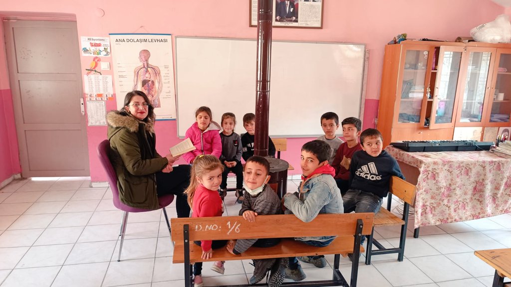 sirinevler_47's tweet photo. 'Mardin Birleşen Yürekler’ projesi kapsamında Yeşilli Şirinevler İlk/Ortaokulu olarak Okul müdürümüz, Tükçe ve Müzik dersi öğretmenlerimizin katkılarıyla birleştirilmiş sınıflarda okuyan öğrencilerimize yönelik ziyaret gerçekleştirilerek güzel etkinlikler yapıldı.
@Murat69_Demir https://t.co/fJWeU5iDrw