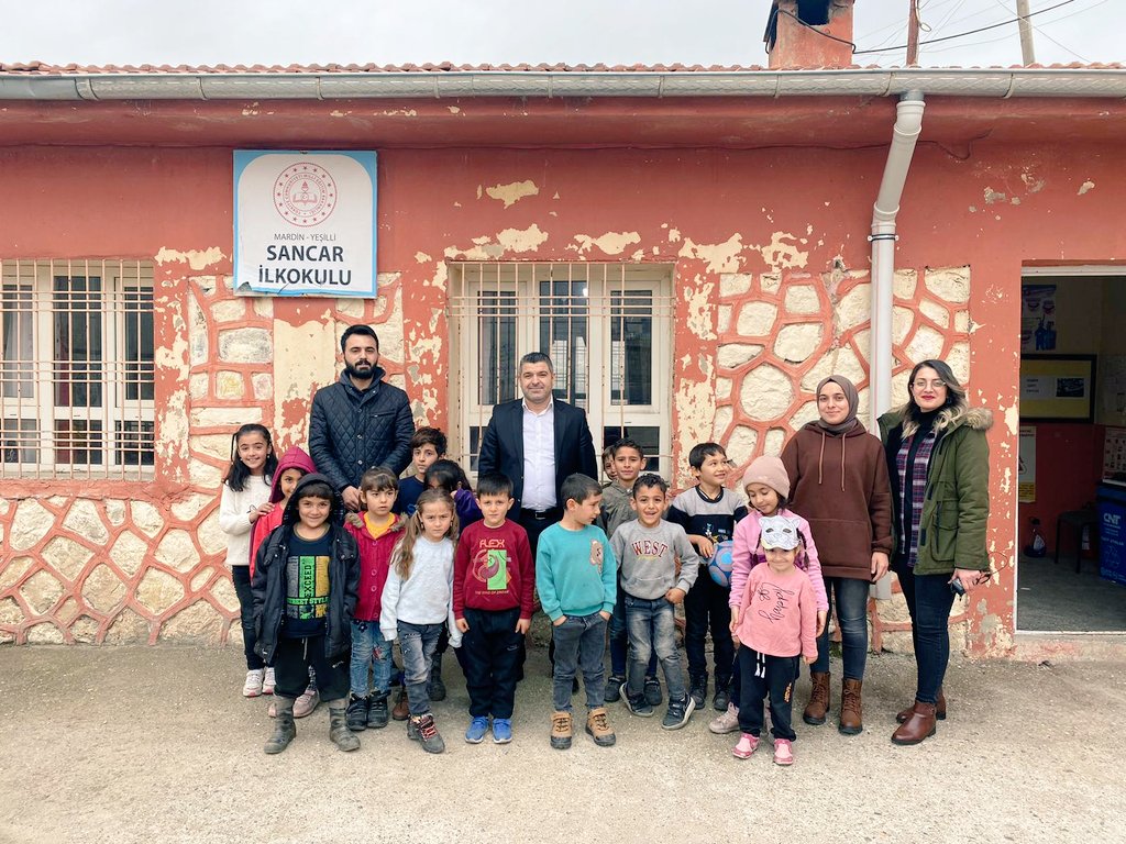 sirinevler_47's tweet photo. 'Mardin Birleşen Yürekler’ projesi kapsamında Yeşilli Şirinevler İlk/Ortaokulu olarak Okul müdürümüz, Tükçe ve Müzik dersi öğretmenlerimizin katkılarıyla birleştirilmiş sınıflarda okuyan öğrencilerimize yönelik ziyaret gerçekleştirilerek güzel etkinlikler yapıldı.
@Murat69_Demir https://t.co/fJWeU5iDrw