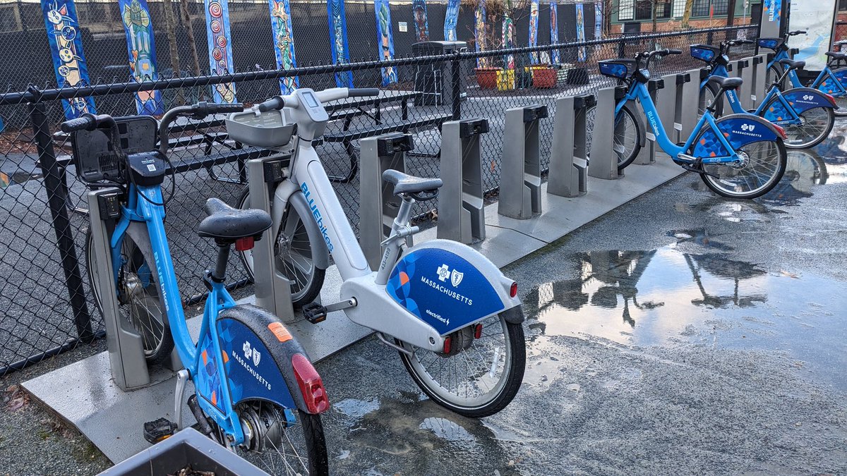 guicho271828's tweet photo. #Bluebike now has electric bikes! https://t.co/4w82msYOH9