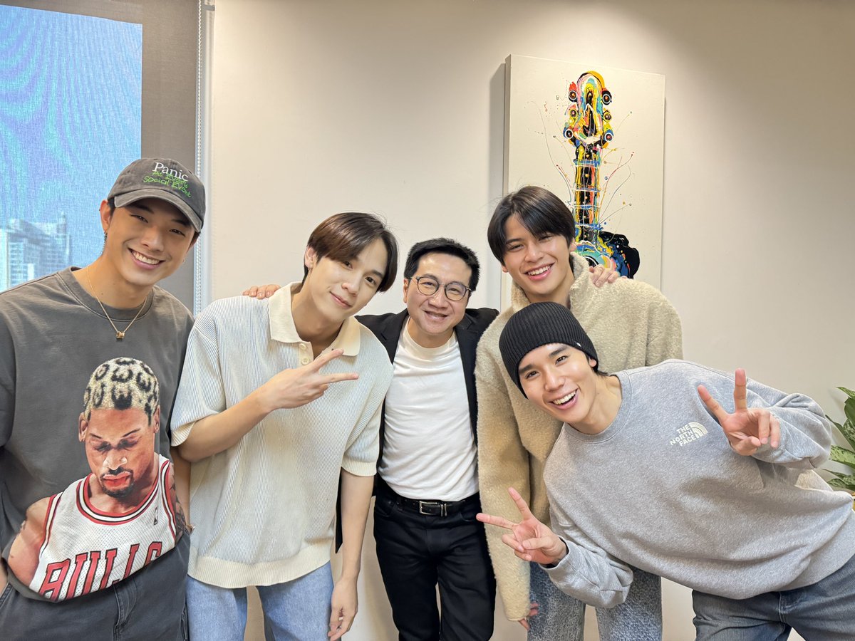 Keithdee65's tweet photo. มากราบผู้ใหญ่ที่น่ารักกันฮะ #บ้านนี้รับสมัครลูกเพิ่มนะฮะ 555 #jimmyyjp #java #Ohmtpk #kayavine https://t.co/0XwIauPj58