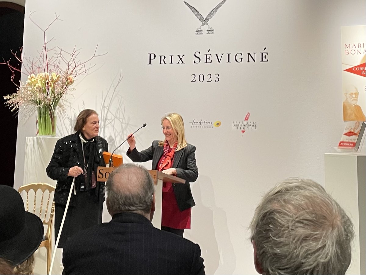 Fond_LaPoste's tweet image. 📷Remise du #PrixSévigné
Remy Amouroux primé pour la Correspondance intégrale de Marie Bonaparte et Sigmund Freud, chez
@Ed_Flammarion .

@AnneMarieJean1, a rappelé l'engagement naturel de notre fondation et du @GroupeLaPoste pour l'écriture épistolaire. 🌟 #écrire #partager