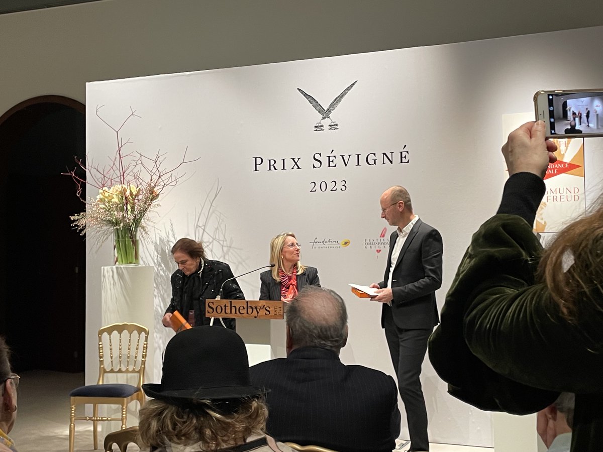 Fond_LaPoste's tweet image. 📷Remise du #PrixSévigné
Remy Amouroux primé pour la Correspondance intégrale de Marie Bonaparte et Sigmund Freud, chez
@Ed_Flammarion .

@AnneMarieJean1, a rappelé l'engagement naturel de notre fondation et du @GroupeLaPoste pour l'écriture épistolaire. 🌟 #écrire #partager