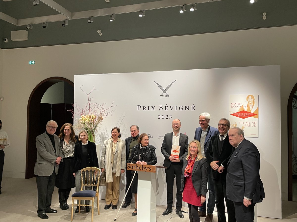 Fond_LaPoste's tweet image. 📷Remise du #PrixSévigné
Remy Amouroux primé pour la Correspondance intégrale de Marie Bonaparte et Sigmund Freud, chez
@Ed_Flammarion .

@AnneMarieJean1, a rappelé l'engagement naturel de notre fondation et du @GroupeLaPoste pour l'écriture épistolaire. 🌟 #écrire #partager