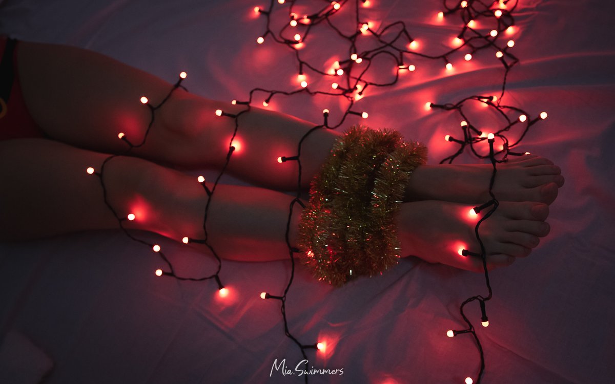 MiaSwimmers's tweet photo. Now added garland 👣 #ChristmasGirl #MrsClaus #ChristmasLights #RedLights #Legs #Feet #FootFetish #FootLover #FootFetishNation #FootGoddes #BareFootEveryDay #BareFeet #PrettyFeet #PrettyToes #CuteFeet #FeetTied #TiedFeet #TiedLegs #LegsTied https://t.co/Ec4McBC7Q6
