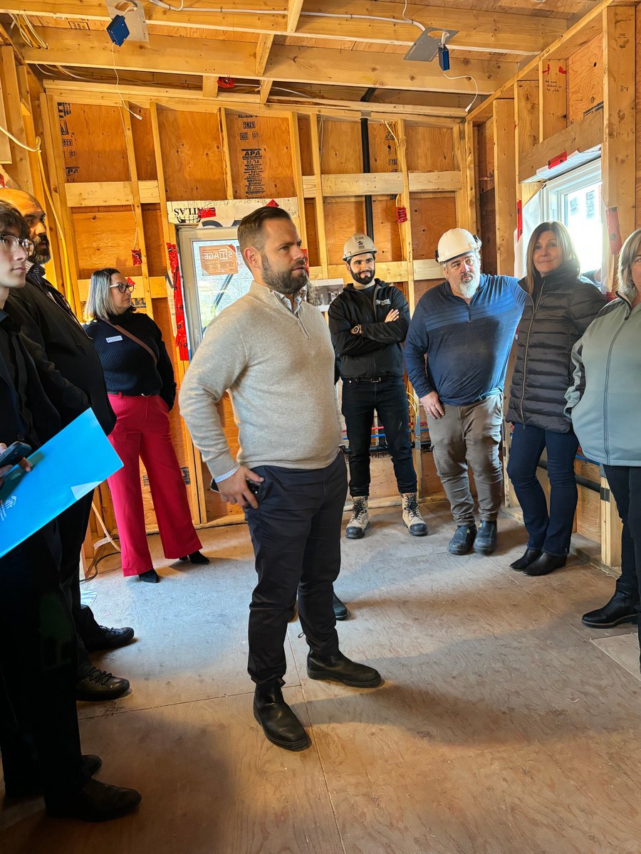HabitatHMD's tweet photo. We had the honour of welcoming Minister Paccini, the Minister of Labour, to our Youth Skilled Trades Tiny Home Program at Notre Dame Secondary School in Burlington.

Thank you for visiting!

#TinyHome #YouthSkills #ProgramsForYouth #TradeSkills #HabitatForHumanity #HabitatHMD https://t.co/2jSLMG6YBa