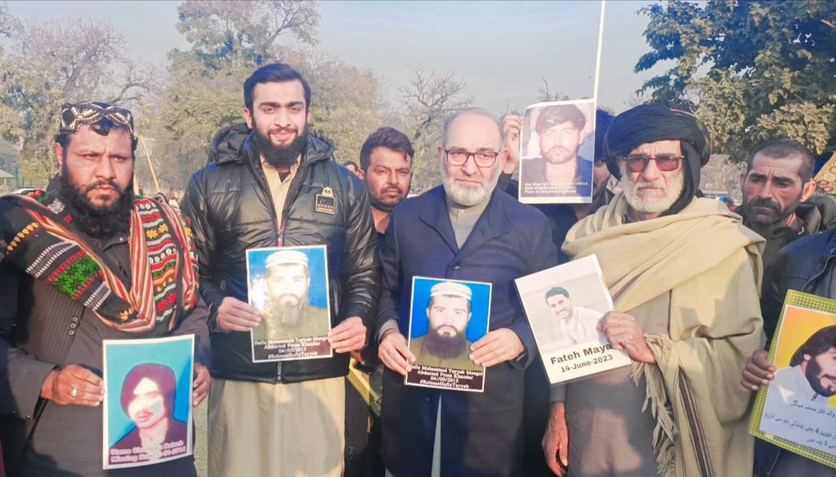 SenatorMushtaq's tweet photo. بلوچ یکجہتی کمیٹی کے زیر اہتمام ماہرنگ بلوچ @MahrangBaloch_ کی زیر قیادت دھرنے میں اہلیہ حمیرا طیبہ @humairatayyaba سمیت شرکت کی۔ 48 دنوں سے زائد ہو گئے ہیں حکومت @GovtofPakistan کی بے حسی، مجرمانہ غفلت کی وجہ سے ابھی تک دھرنے کے مطالبات نہیں سنے گئے۔ حکومت فوری طور پر جبری گمشدہ افراد کو بازیاب کرے، جبری گمشدگی ختم کرے، ماورائے عدالت قتل بند کرے، ڈیتھ سکواڈ کا خاتمہ کرے اور بلوچ دھرنے کے مطالبات تسلیم/پورا کرے۔ پاکستان بھر کے عوام محکوموں، مظلوموں، دردمندوں، دکھ کے ماروں دھرنے کے شرکاء کی آواز بنیں۔
#IStandWithBalochMarch
@mohrpakistan