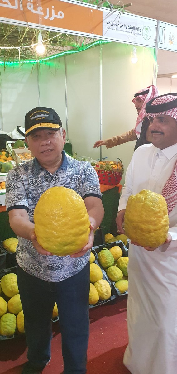 hareqnews's tweet photo. شاهد سفير دولة إندونيسيا يزور #مهرجان_الحمضيات_الثامن_بالحريق، ويستمتع بمنتجات ثمار مزارع #محافظة_الحريق..

سعادة السفير.. مهرجانكم رائع ومميز ، وثمار الحمضيات والتمور مذاقها رائع.. https://t.co/MUagMGUHZl