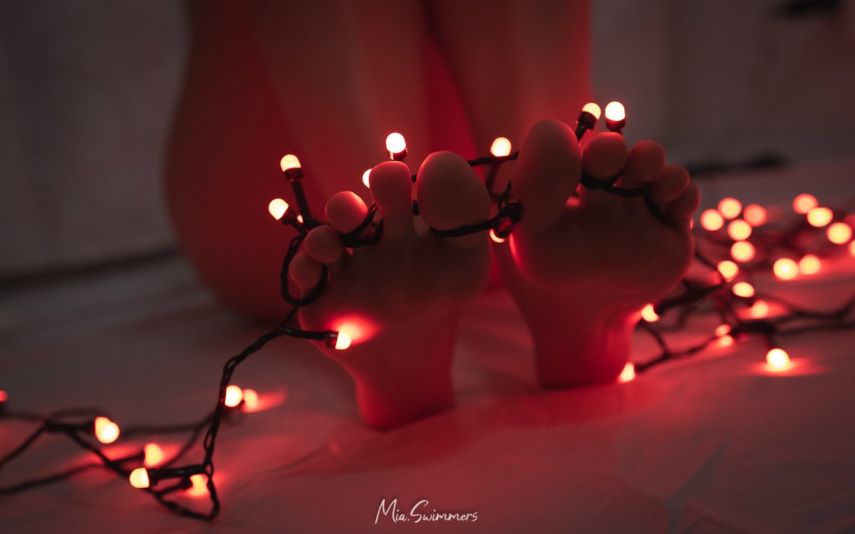 MiaSwimmers's tweet photo. Some details of 👣, 🎄Christmas edition
#ChristmasGirl #MrsClaus #ChristmasLights #RedLights #Legs #Feet #FootFetish #FootLover #FootFetishNation #FootGoddes #BareFeet #PrettyFeet #PrettyToes #CuteFeet #Soles #SolesFetish #SolesAndToes #ToesTied #TiedToes #FeetTied https://t.co/4tNn5NeB4S