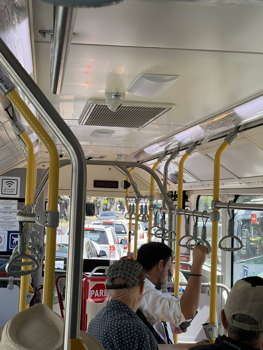bustosandrea's tweet photo. @Muni_provi @MTTChile @Carabdechile ya la situación en calle Salvador y autos estacionados en hospital no dejan circular ni a buses ni vehículos de emergencia, 35 minutos para avanzar dos cuadras ojo a quien le corresponda las mejoras https://t.co/wQ44j2vnHh