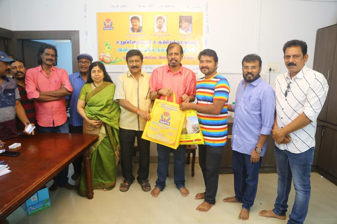 chnmharish's tweet photo. தமிழ்நாடு திரைப்பட இயக்குநர்கள் சங்கத்தின் சார்பில் பொங்கல் தொகுப்பு வழங்கப்பட்டு வருகிறது. ஒவ்வொரு ஆண்டும் தருவது போல, இந்த ஆண்டும் வழங்கி வருகிறார்கள். #TANTIS #PongalGift #Pongal https://t.co/KbqxB0GtbO