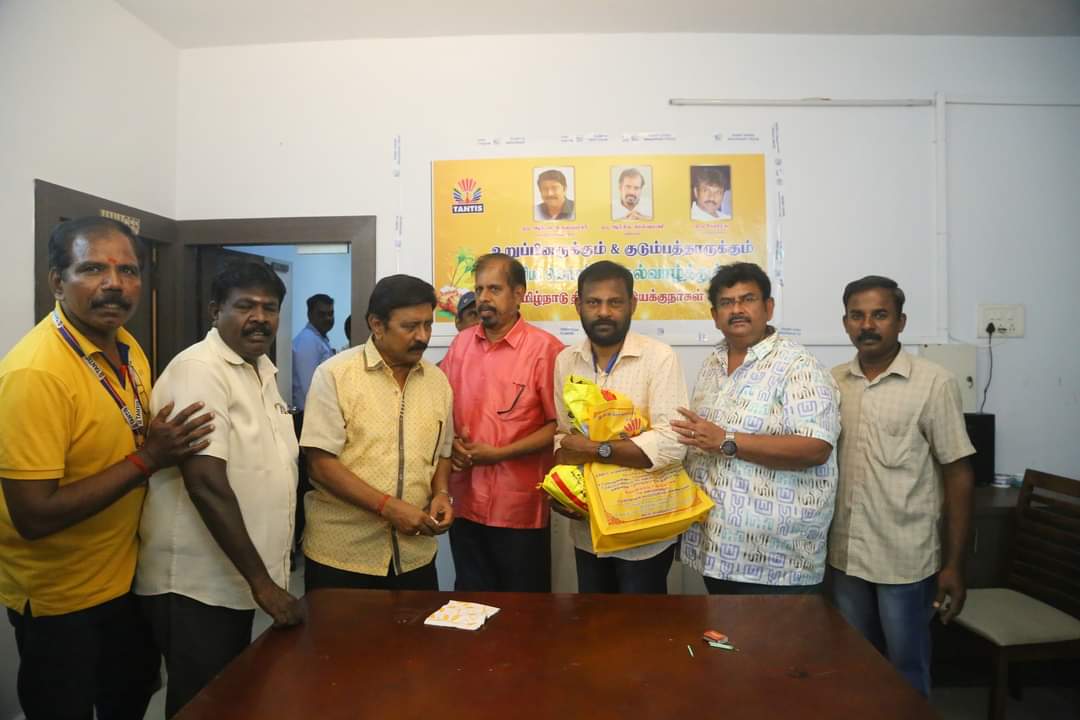 chnmharish's tweet photo. தமிழ்நாடு திரைப்பட இயக்குநர்கள் சங்கத்தின் சார்பில் பொங்கல் தொகுப்பு வழங்கப்பட்டு வருகிறது. ஒவ்வொரு ஆண்டும் தருவது போல, இந்த ஆண்டும் வழங்கி வருகிறார்கள். #TANTIS #PongalGift #Pongal https://t.co/KbqxB0GtbO