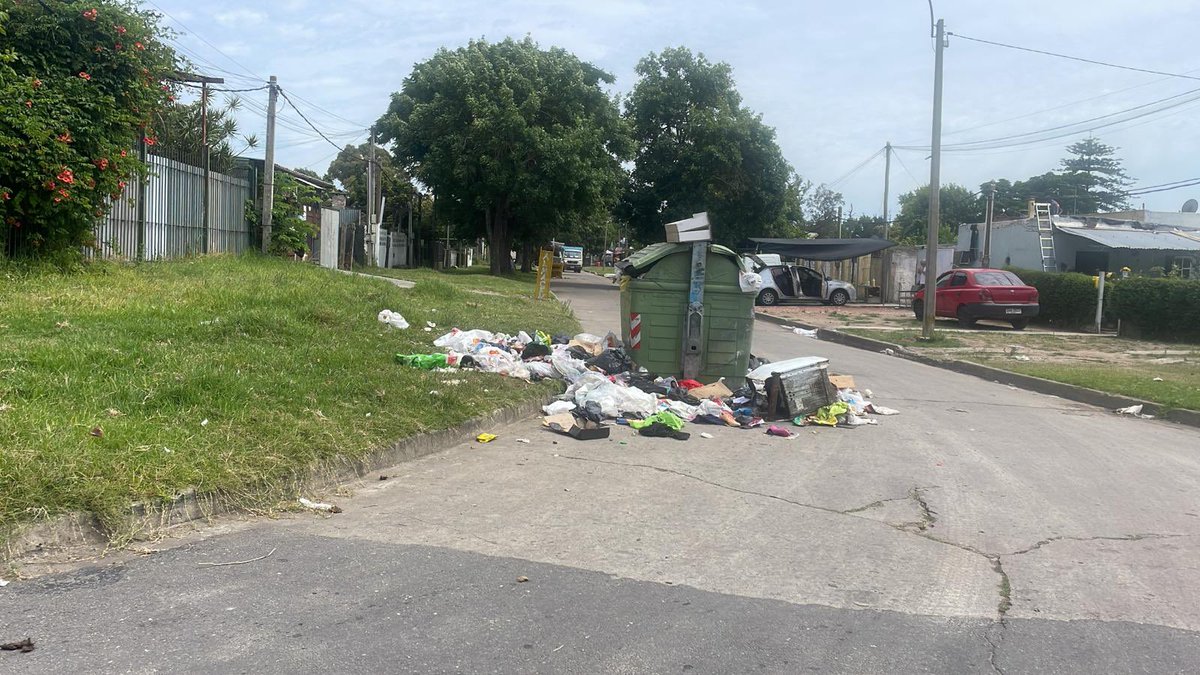 jplopezuy's tweet photo. Hoy es miércoles 10 de enero, y esta sigue siendo nuestra realidad. 

No se trata de política, sino de que todos somos contribuyentes, y esta situación está frente a nuestras casas. 

El @MunicipioFmvd continúa siendo parte del #MontevideoOlvidado https://t.co/NdVh1luyqG