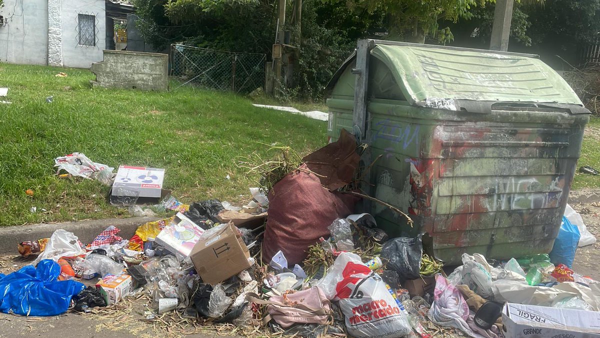 jplopezuy's tweet photo. Hoy es miércoles 10 de enero, y esta sigue siendo nuestra realidad. 

No se trata de política, sino de que todos somos contribuyentes, y esta situación está frente a nuestras casas. 

El @MunicipioFmvd continúa siendo parte del #MontevideoOlvidado https://t.co/NdVh1luyqG