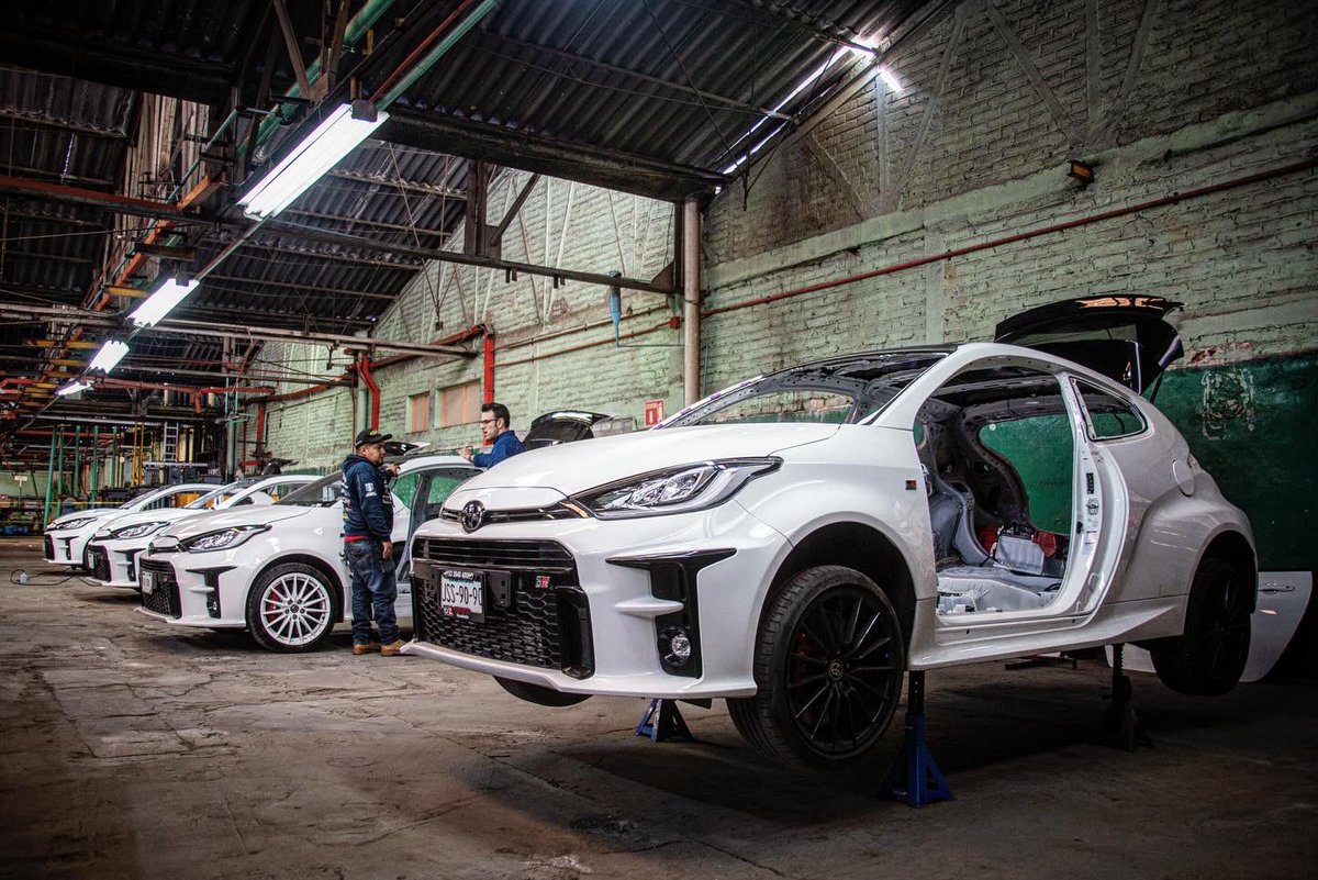 rallyofnations's tweet photo. SiEmPrE CoRreN eN cOcHeS ViEjOs eL rAlLy dE LaS NaCiOnEs 🥴 https://t.co/833dySJtav