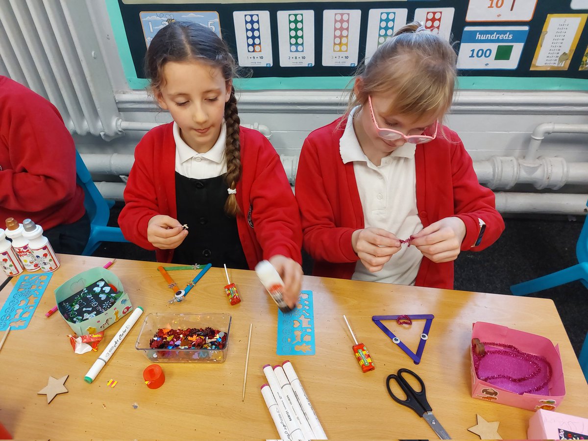 rjsyear3's tweet photo. We're having a lovely afternoon in year 3 doing arts and crafts as part of our dojo rewards! https://t.co/RWJLIH5ecv