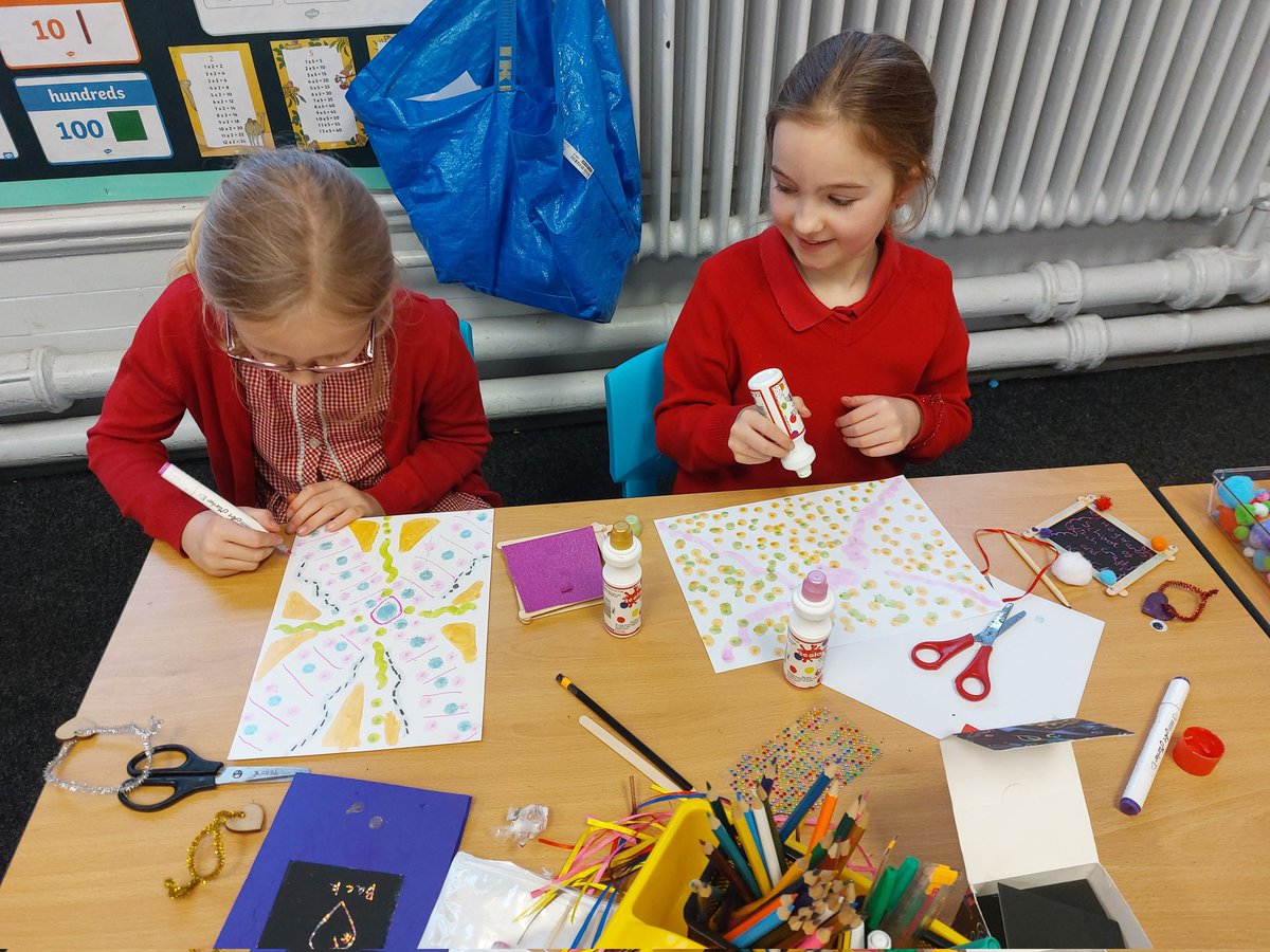rjsyear3's tweet photo. We're having a lovely afternoon in year 3 doing arts and crafts as part of our dojo rewards! https://t.co/RWJLIH5ecv