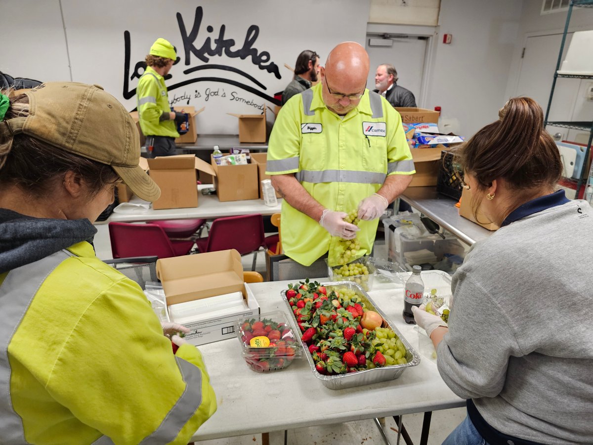 Cemex_USA's tweet photo. Cemex was very busy this #holiday season! Teams from across the country volunteered to help uplift those in need. We look forward to continuing our #commitment to the #communities we live and work in throughout 2024! https://t.co/l5QPJx4Fd1