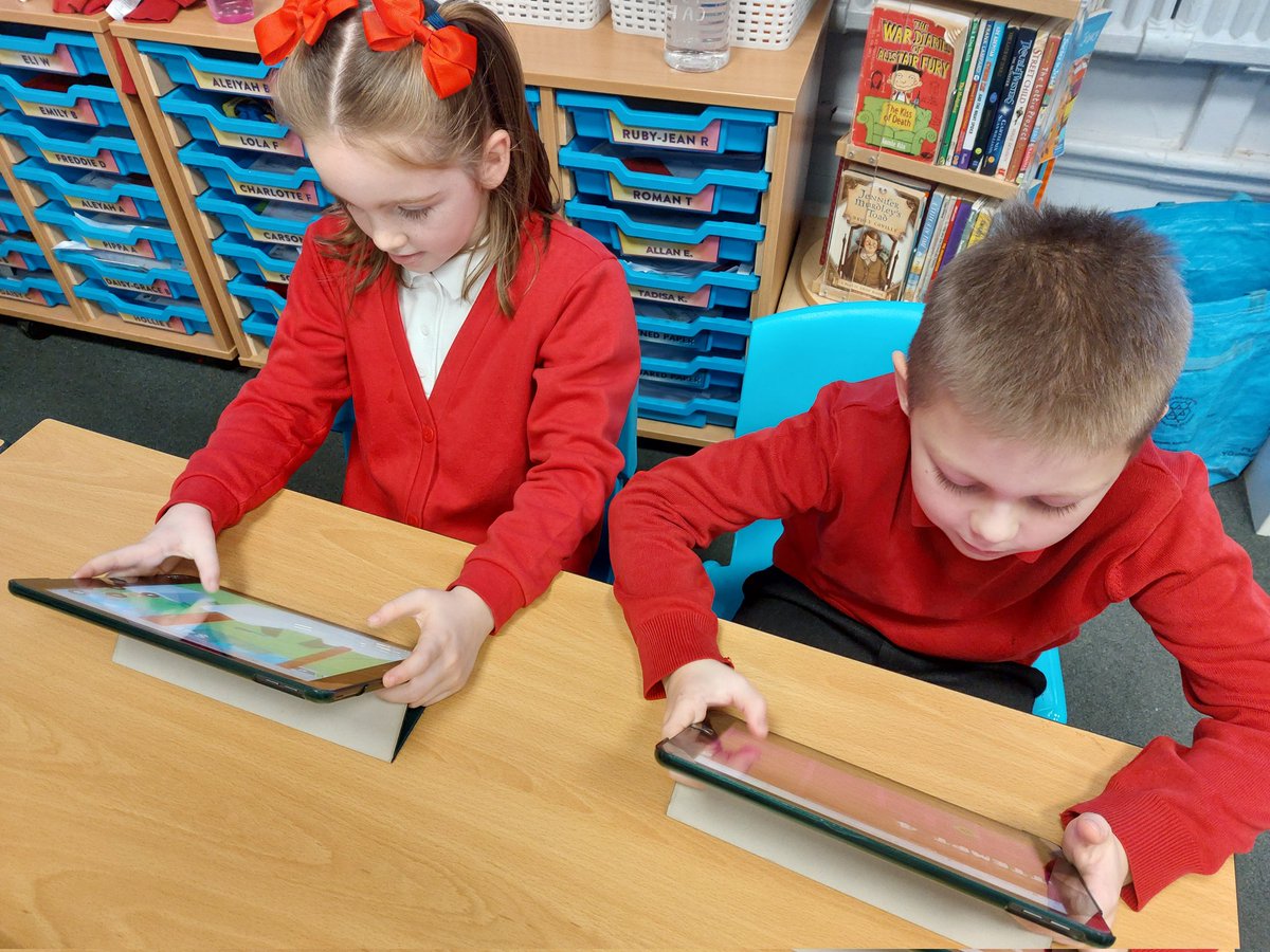 rjsyear3's tweet photo. The techno group are having a blast 😊 https://t.co/soPcc93AED