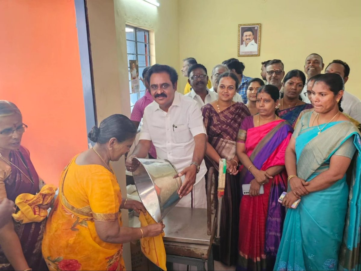 EzhilarasanCvmp's tweet photo. @arivalayam கழகத் தலைவர்-மாண்புமிகு தமிழ்நாடு முதலமைச்சர் திரு. @mkstalin அவர்களின் ஆணைக்கிணங்க, காஞ்சிபுரம் மாநகராட்சி, 45-வது வட்டம், ஆசிரியர் நகரில், #MLACDS நிதியின்கீழ் கட்டப்பட்டுள்ள புதிய நியாயவிலைக் கடையினை பொதுமக்கள் பயன்பாட்டிற்கு திறந்து வைத்தேன்.
உடன், மாநகராட்சி மேயர் மகாலட்சுமி யுவராஜ், மாவட்டப் பொருளாளர் சன்பிராண்ட் கே.ஆறுமுகம், மாநகரச் செயலாளர் சி.கே.வி. தமிழ்ச்செல்வன், பகுதிக் கழக செயலாளர் அ. தசரதன், மாநகராட்சி ஆணையர், மாமன்ற உறுப்பினர்கள், மாவட்ட, மாநகர, பகுதி, வட்டக் கழக நிர்வாகிகள், உள்ளாட்சி பிரதிநிதிகள்…
@CMOTamilnadu | @Udhaystalin | @DMKITwing | @TRBRajaa