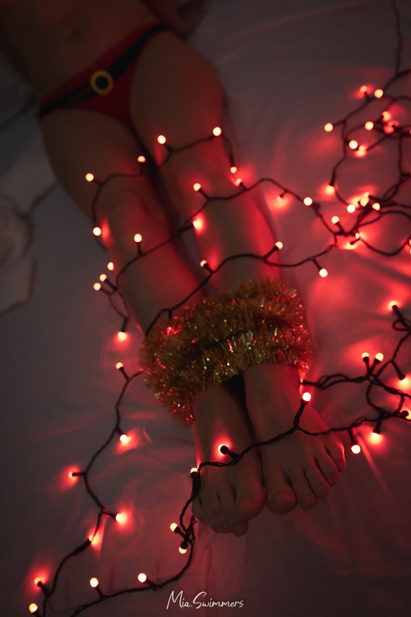 MiaSwimmers's tweet photo. 🎄+💡+👣 = ❤️
#ChristmasGirl #MrsClaus #ChristmasLights #RedLights #Legs #Feet #FootFetish #FootLover #FootFetishNation #FootGoddes #BareFootEveryDay #BareFeet #PrettyFeet #PrettyToes #CuteFeet #FeetTied #TiedFeet #TiedLegs #LegsTied https://t.co/OCeWbRTn2P