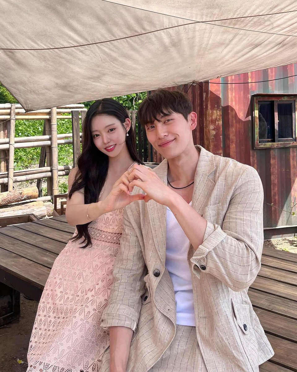 PPjsostrong's tweet photo. ต้าวมินอูคือท็อปฟอร์มจริงนะ เลือกรูปมาลงหวานกว่าฝั่งชีอึนไปอีกงานสายตาคือดีงามมากเด้อ 😂 ฉันเขินนะที่มินอูไปคอมเม้นท์ IG ชีอึนแล้วเรียกชีอึนนี่แทนที่จะเรียกนูน่า ลำบากเธอแล้วนะชีอึนนี่ ☺️   #SinglesInferno3 https://t.co/msMZX0WFvt