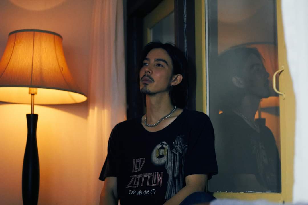 ⠀⠀⠀

           จมอยู่กับตัวเอง..

⠀⠀⠀