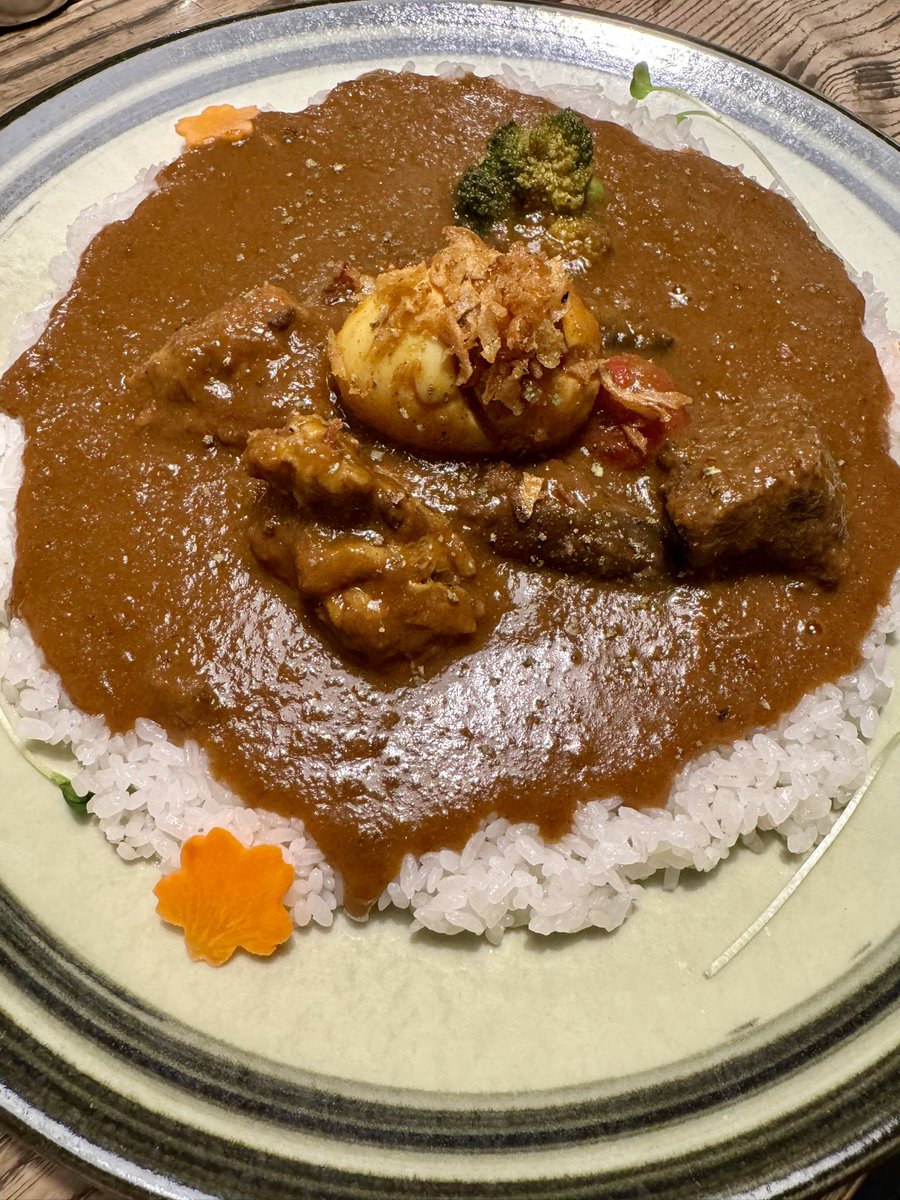 SAK_SAK_SAKUMA's tweet photo. カレー美味しかった(^^)
俺、ジンジャエール
友達、赤ワイン

カレーと赤ワインを楽しめるのはカッケェ大人なのよ、、いいな、 https://t.co/iu80ythx61