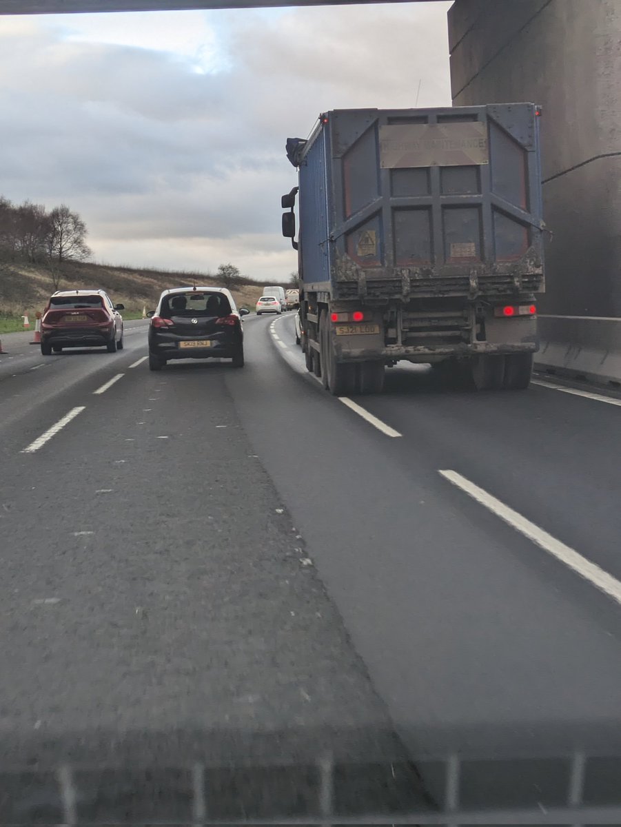 KJSIMPSON13's tweet photo. @NWmwaypolice Just a quick question since when are HGV's allowed to travel in the 3rd lane on M6 southbound? https://t.co/xpAHKMTLnw