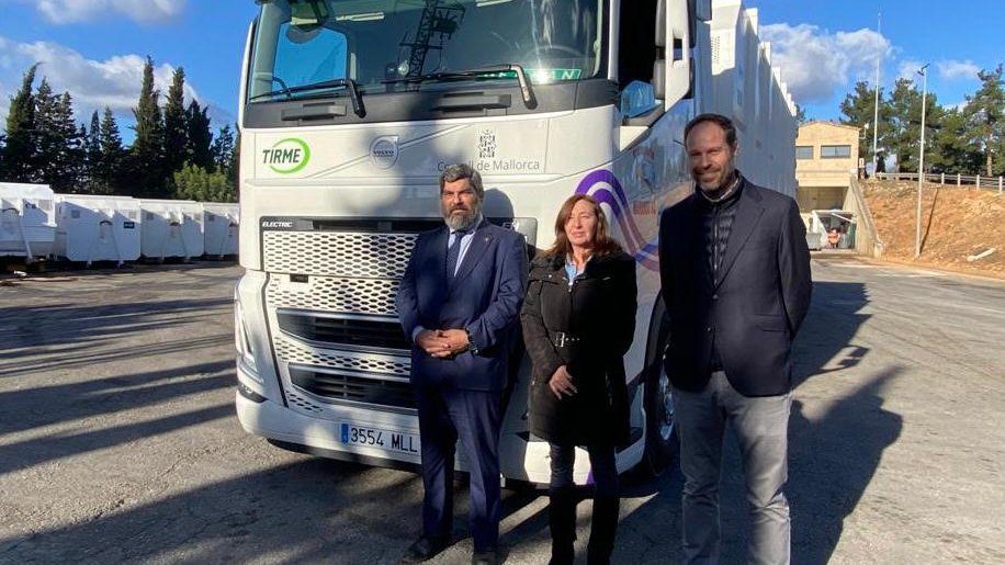 urbaser_'s tweet photo. El Consell de Mallorca incorpora la primera tractora eléctrica en España para transportar residuos urbanos. Este hito es fruto también de la colaboración entre @tirmemallorca, MARANEU y @volvocares.
👉 Más info aquí: https://t.co/uyXkROTNKA
#MakingCircularityReal https://t.co/ipSo932Fep