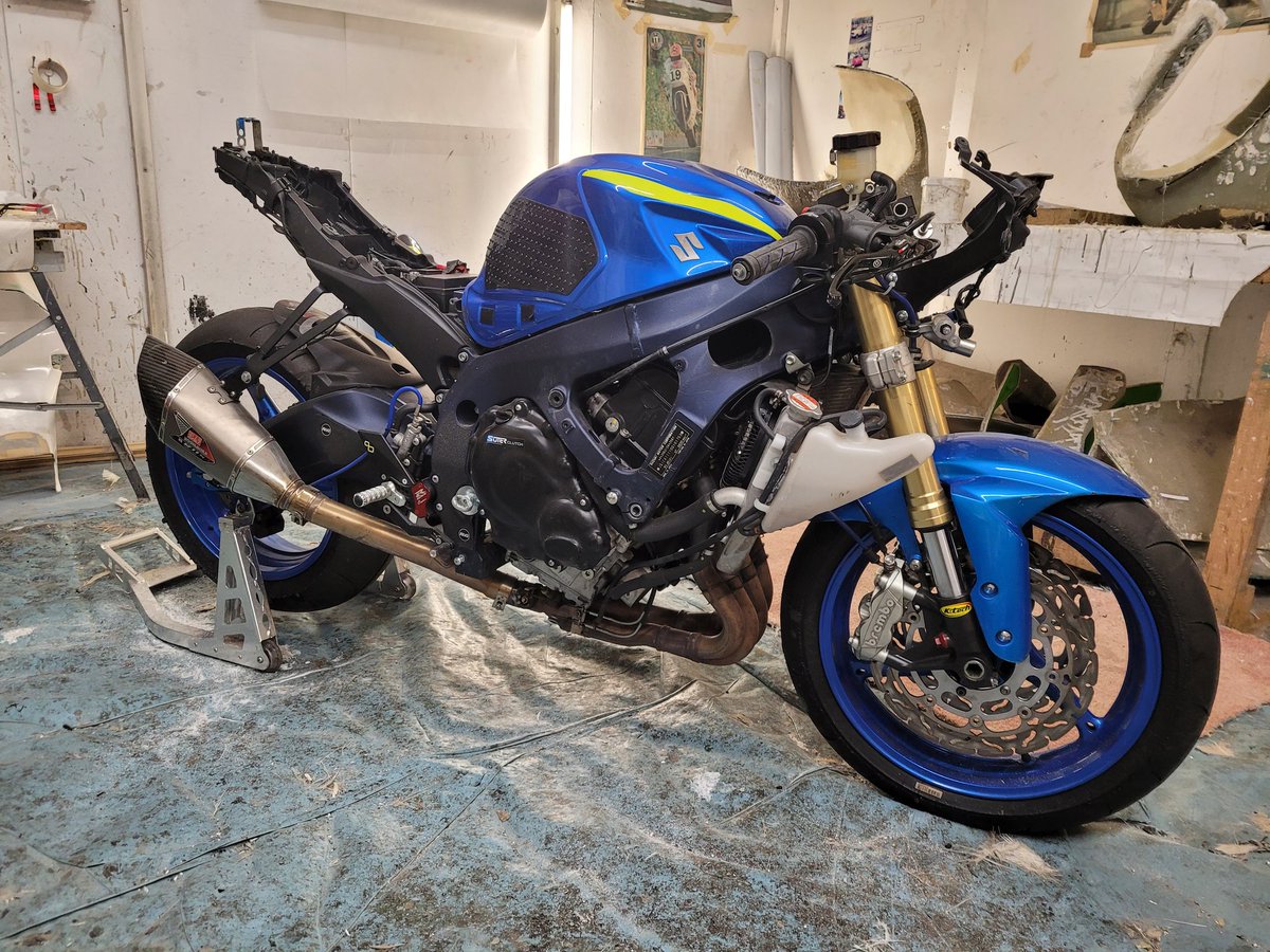 hifibrebodywork's tweet photo. Another happy customer taking advantage of our free fitting service for their new fairings.
#suzuki #gsxr #gsxr750 #gsxr600  #hifibre #madeinyorkshire #freefitting https://t.co/OmPTQQNjcd