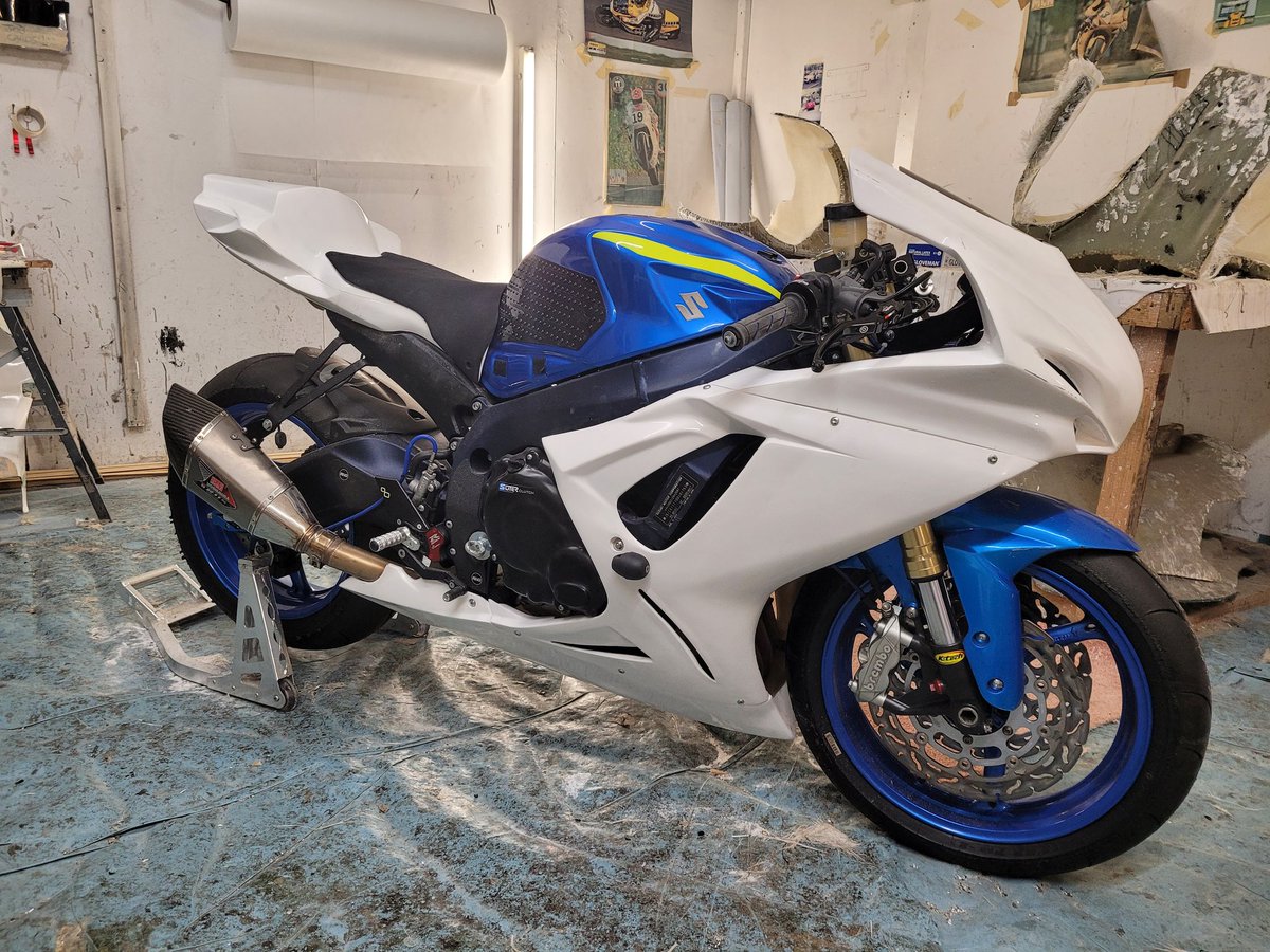 hifibrebodywork's tweet photo. Another happy customer taking advantage of our free fitting service for their new fairings.
#suzuki #gsxr #gsxr750 #gsxr600  #hifibre #madeinyorkshire #freefitting https://t.co/OmPTQQNjcd