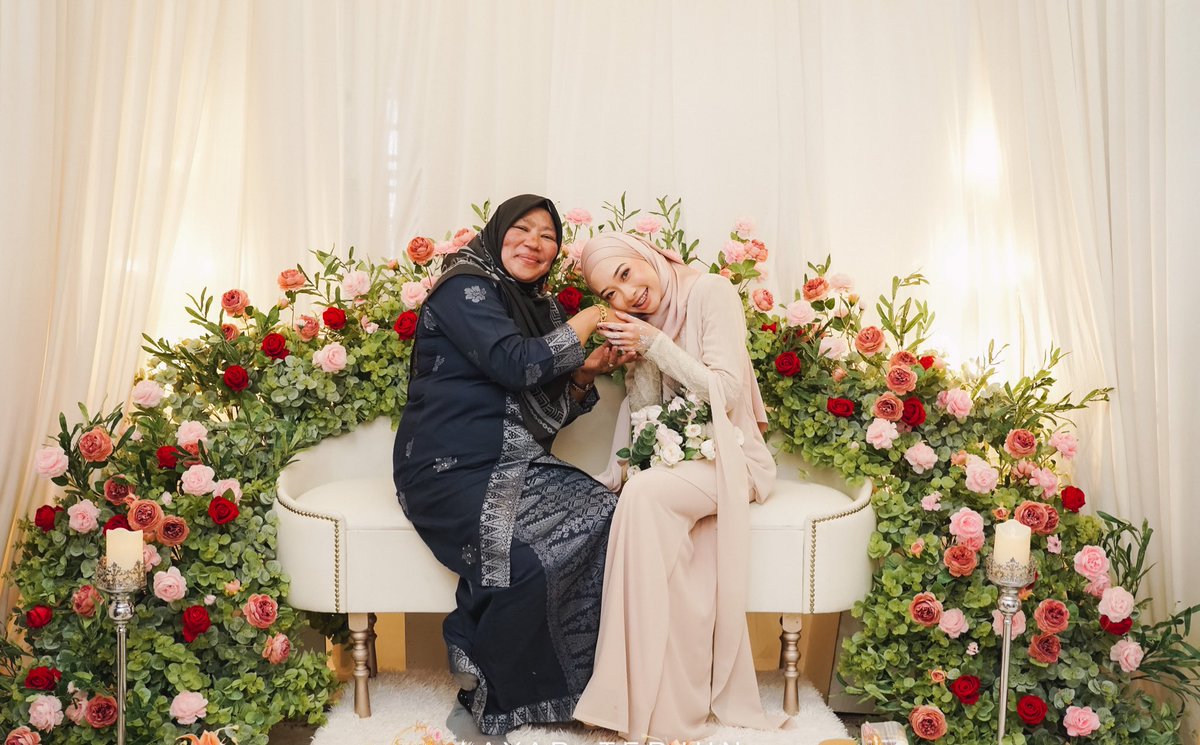 nadksrn's tweet photo. 6/1 : Officially Amir’s Fiancée ❤️ https://t.co/3nazE2uLHH