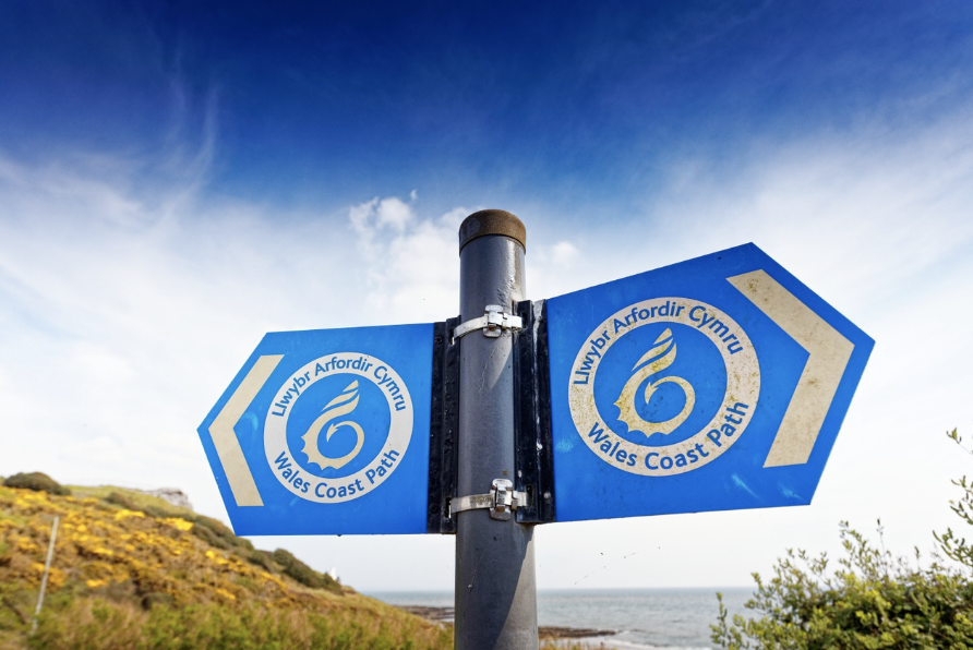 Cardiff_Rugby's tweet photo. 🥾 🌊 Former Cardiff stars, staff and sponsors will lace up their walking boots next month to take part in Craig Maxwell's Welsh Coast Cancer Challenge.

https://t.co/CkTst6jTBP https://t.co/pDvT4uAqF6