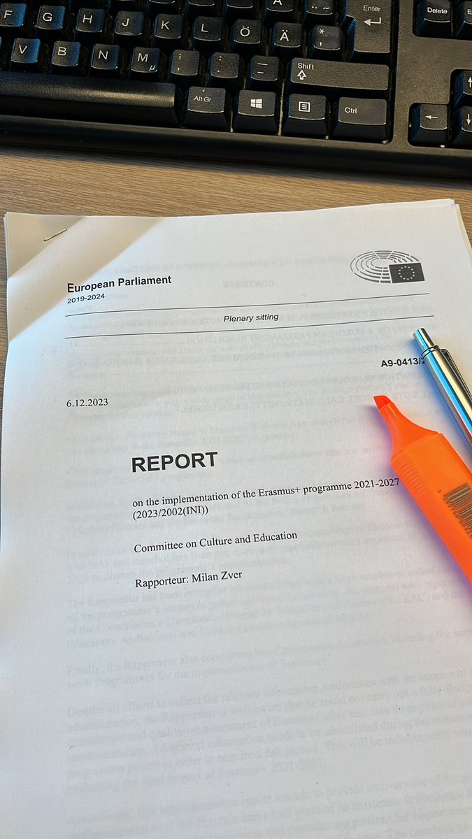 danoraham's tweet photo. Förra året var jag borta på Erasmusprogrammet i Spanien, där vi levde livet och festade på vardagarna utan bekymmer. 
Ett år senare sitter jag på Europaparlamentet och läser en rapport om samma Erasmusprogram inför nästa veckas session i Strasbourg. Känns inte ens som samma liv🙄 https://t.co/b5SZ4aikvl