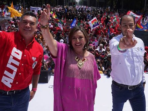 callodehacha's tweet photo. Sin necesidad de alguna filtración de Guacamaya Leaks o alguna investigación de Latinus, el presidente del PAN @MarkoCortes publicó pruebas de cómo se reparten posiciones, notarías y hasta el Instituto de Transparencia.

Tampoco era sorpresa, es algo que ya todos sabíamos, pero ver el documento firmado por su propio puño y letra solo me hace pensar: Pobre Xóchitl, terminó rodeada de puro ratero, huevón y pendejo.

Mi columna en @ElIndpendiente 

👉🏾 https://t.co/uHwsSz0yWY