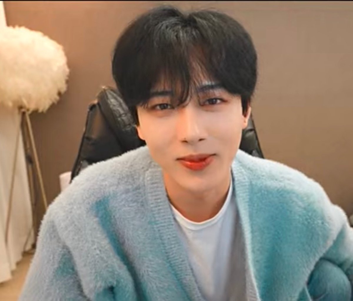 Mhixeako's tweet photo. Watching this adorable baby doing his live stream on YouTube completes my day. I dont mind staying up late at night if my reason is baby #JUNGHYUN  #KOHI_LADY  #KOHI  #Beomings  😘😊👍 https://t.co/7fVfgH0zoO