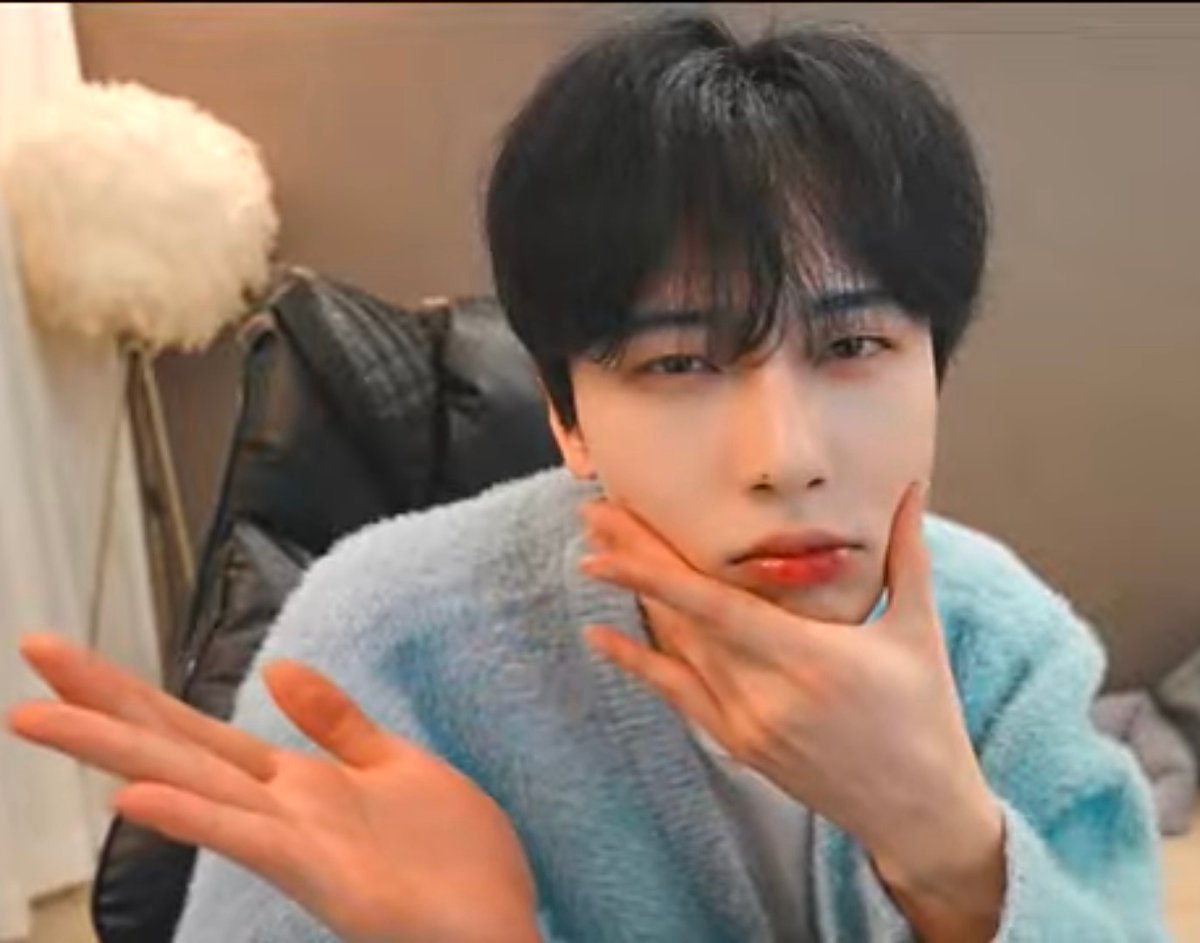 Mhixeako's tweet photo. Watching this adorable baby doing his live stream on YouTube completes my day. I dont mind staying up late at night if my reason is baby #JUNGHYUN  #KOHI_LADY  #KOHI  #Beomings  😘😊👍 https://t.co/7fVfgH0zoO