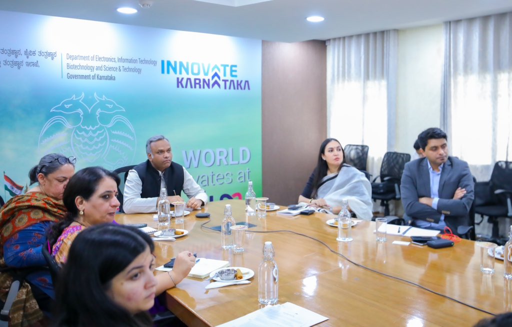 PriyankKharge's tweet photo. Had a detailed brief by @DeloitteIndia to accelerate :
- Skilling &amp; Talent Upskilling
- Global Capabilities Centers 
- Asset monetization of Panchayats 

Govt of Karnataka is looking at out of the box solutions to remain leaders in these fields and lead by example. https://t.co/G99rNWYPSI
