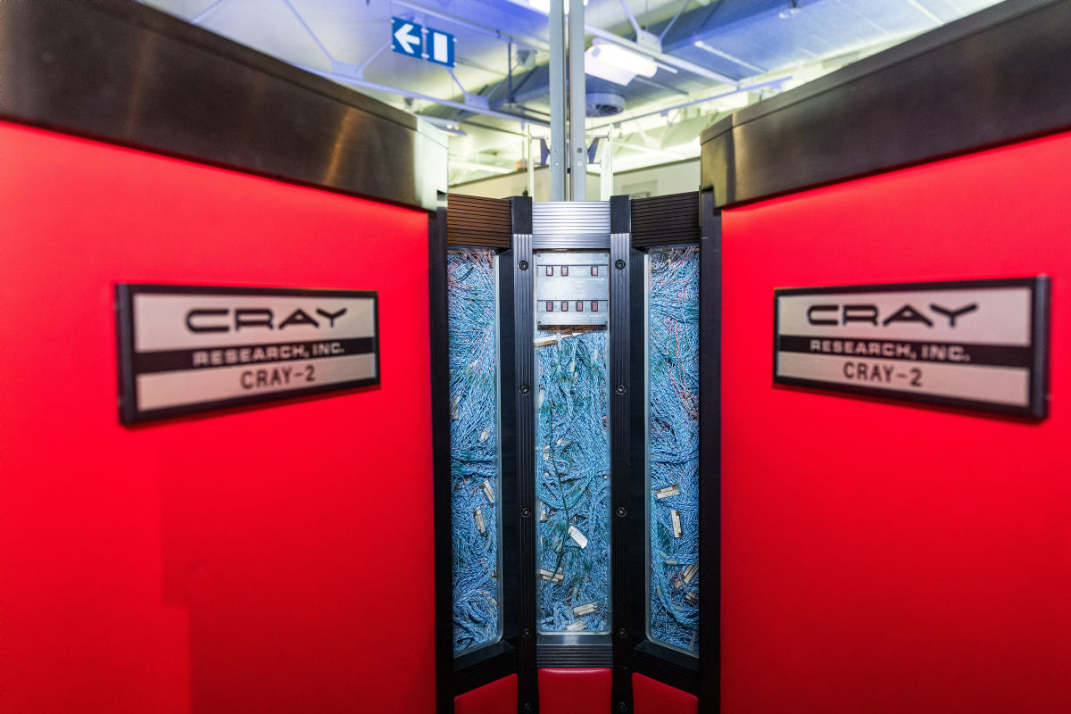 hnfpb's tweet photo. Unsere Übersicht zur Geschichte der Hochleistungsrechner könnt ihr ab sofort in komplett neuer Form im HNF erleben. Ihr seht Logikmodule und Kernspeicher der frühen Supercomputer, Kühleinrichtungen und Platinen. Aber Blickfang bleibt natürlich unsere Cray-2. https://t.co/8fdT69YsvY