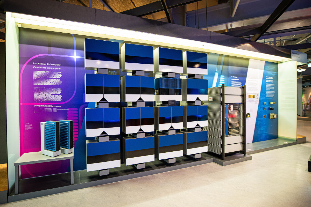hnfpb's tweet photo. Unsere Übersicht zur Geschichte der Hochleistungsrechner könnt ihr ab sofort in komplett neuer Form im HNF erleben. Ihr seht Logikmodule und Kernspeicher der frühen Supercomputer, Kühleinrichtungen und Platinen. Aber Blickfang bleibt natürlich unsere Cray-2. https://t.co/8fdT69YsvY