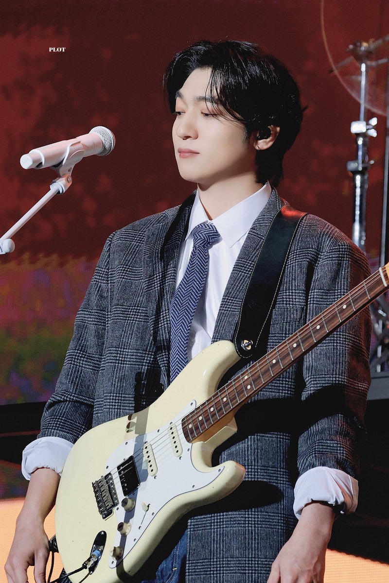 plot_116's tweet photo. 231223 #성진 #박성진 #DAY6 HQ

👔 + 🎸= ♥️ https://t.co/j83f0qTxS8