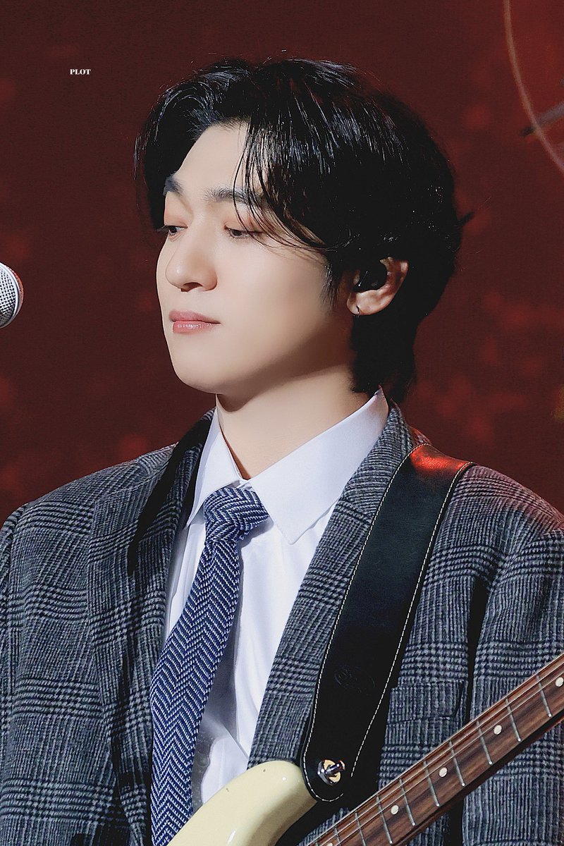 plot_116's tweet photo. 231223 #성진 #박성진 #DAY6 HQ

👔 + 🎸= ♥️ https://t.co/j83f0qTxS8