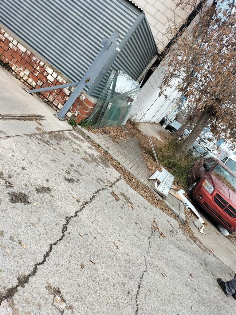 ChusNares's tweet photo. @Ayto_Valdemoro @Sera_fm fotos de hoy de la av de los yeseros. Lleva tiempo esa basura y cada día hay más. https://t.co/eYUJ4MnQgq