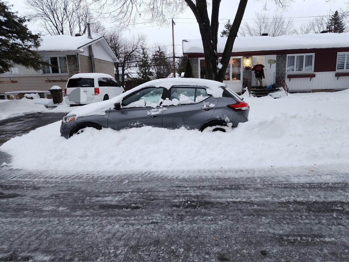 ccgmtl's tweet photo. Salut @villedelavalqc ... Est-ce qu'on s'est chicanné? On dirait que t'a fait attention pour bien tasser la neige contre ma voiture... Meme si y'as un parc vide juste de l'autre coté de la rue... Ca pourrait aussi avoir recu un peu plus d'abrasifs... Je dis ca comme ca...#tempete https://t.co/ZTazZr8YDb