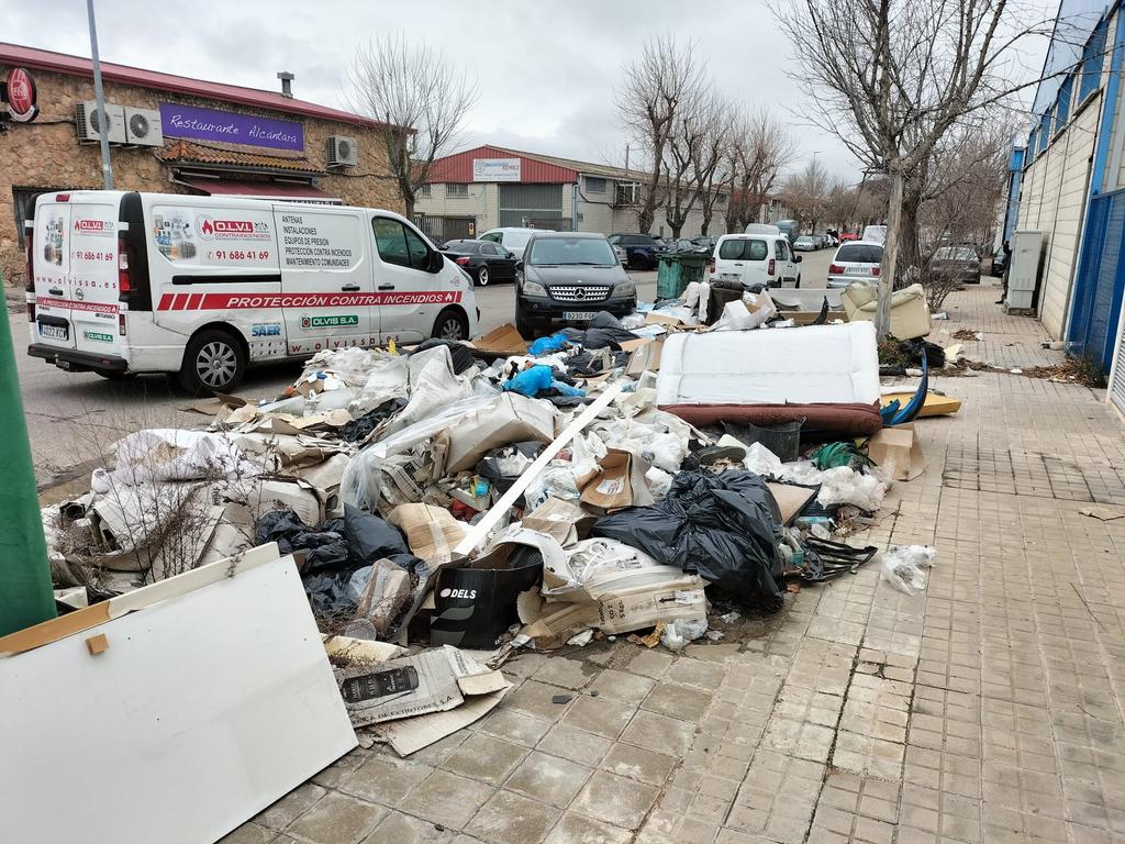 ChusNares's tweet photo. @Ayto_Valdemoro @Sera_fm fotos de hoy de la av de los yeseros. Lleva tiempo esa basura y cada día hay más. https://t.co/eYUJ4MnQgq