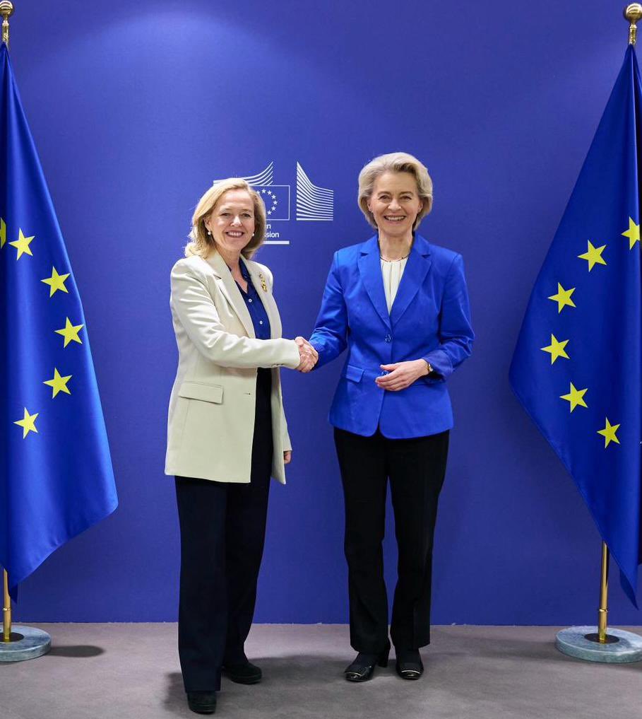 NadiaCalvino's tweet photo. Excellent exchange with President @vonderleyen to reinforce the @EU_Commission 🤝🏼 @EIB Group partnership.

Together we can put European policies into practice for EU strategic autonomy, economic competitiveness and a strong voice in the world.

#WorkingTogether
#MakingADifference https://t.co/eTG93HNnJA
