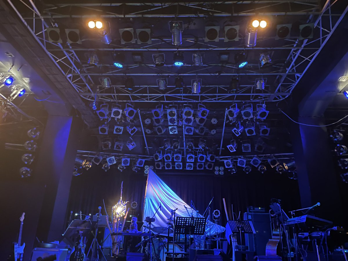 kamemi1229's tweet photo. @tavito_net 1/9七尾旅人ワンマンライブへ娘と一緒に！
3時間半すべてが濃厚な時間。最高でした。目が離せない人。
的確でかっこいい感想をずっと考えていたけれど、そうじゃない。
そうか、何はともあれお礼を伝えたいんだわたし。
七尾旅人さん、ありがとう！！！#七尾旅人 https://t.co/85OjtEhDjs