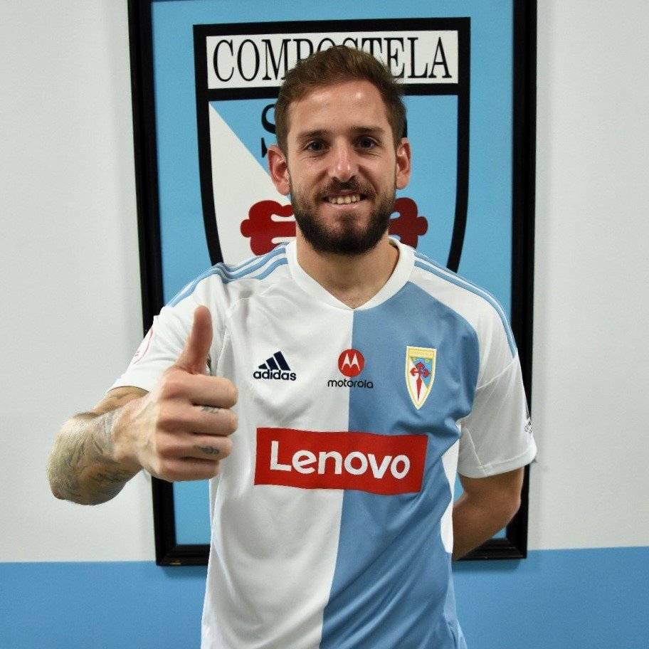 SD_Compostela's tweet photo. Roger Escoruela 🩵🤍

🙌 Xa o temos con nós!!!
 
⚽️ Escoruela completou hoxe o seu primeiro adestramento co Compos e xa posou coa súa nova camiseta!!!

🤝 Portará o dorsal 1⃣7⃣ e estará patrocinado polo centro Jessica Fabeiro - Beauty Experience!

#BenvidoEscoruela https://t.co/ssn8c3h4rG